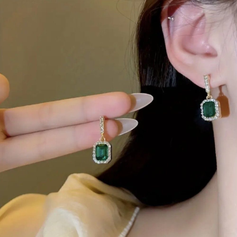 🔅🆕🔅 Elegant Chic 14K Plated Emerald Drop Earrings✨ - Picture 5 of 12